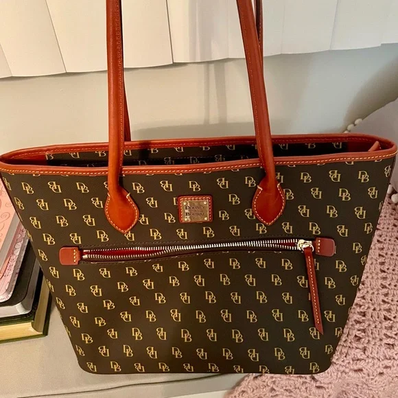 Beautiful Dooney and Bourke large purse with registration card. - Picture 13 of 16